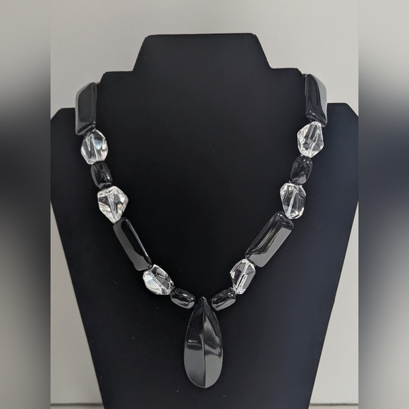 Jewelry - Elegant Black and Clear Necklace